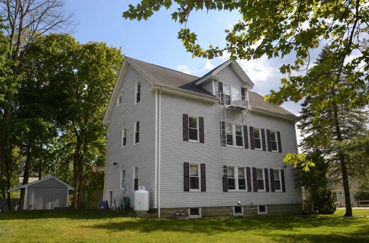 87 Lakeside Ave