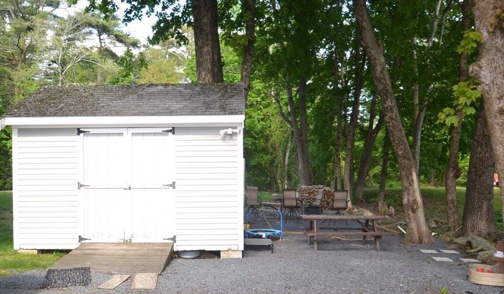 87 Lakeside Ave
