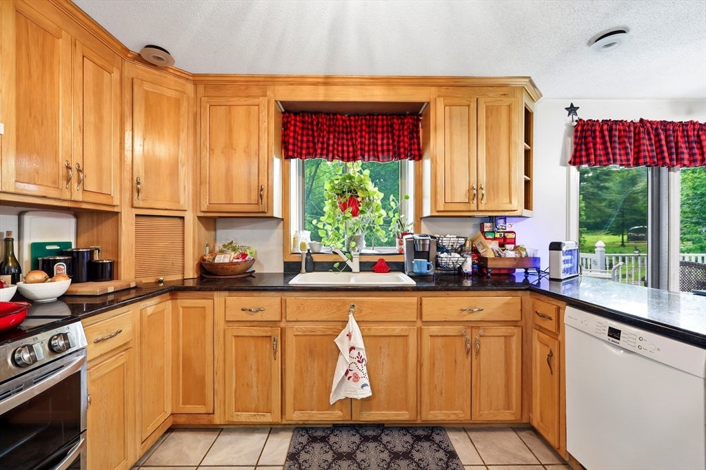 10 Lyman Barnes Rd, Brimfield, MA Photo #8