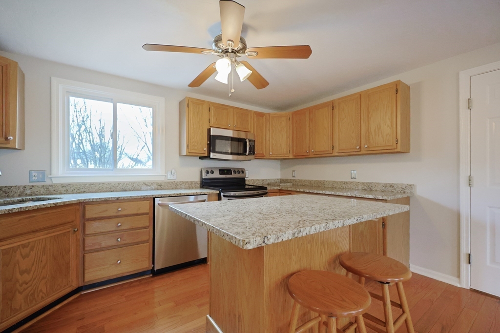 Attleboro, Massachusetts 02703, United States, 3 Bedrooms Bedrooms, ,3 BathroomsBathrooms,Residential,Pending,101735