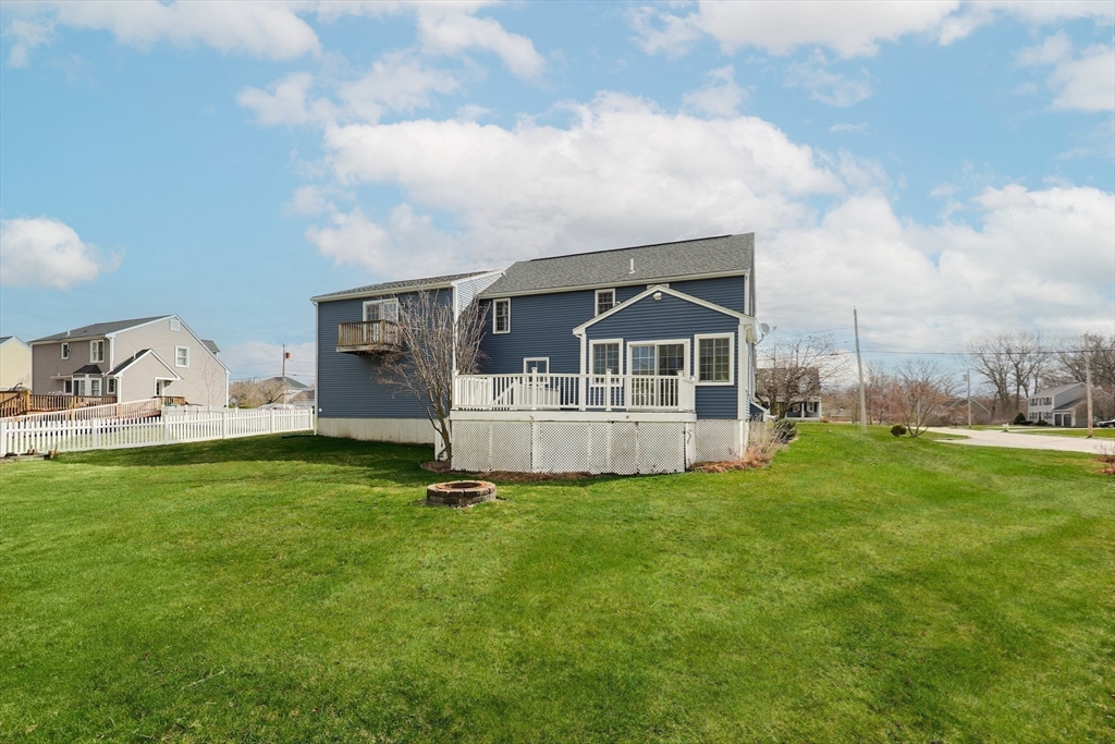 Attleboro, Massachusetts 02703, United States, 3 Bedrooms Bedrooms, ,3 BathroomsBathrooms,Residential,Pending,101735