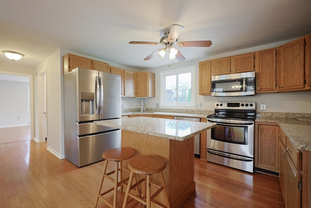 Attleboro, Massachusetts 02703, United States, 3 Bedrooms Bedrooms, ,3 BathroomsBathrooms,Residential,Pending,101735