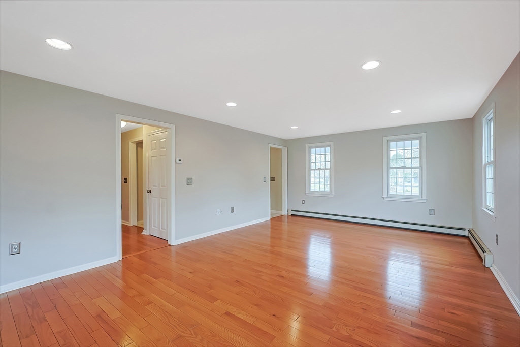 Attleboro, Massachusetts 02703, United States, 3 Bedrooms Bedrooms, ,3 BathroomsBathrooms,Residential,Pending,101735