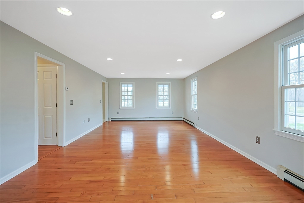 Attleboro, Massachusetts 02703, United States, 3 Bedrooms Bedrooms, ,3 BathroomsBathrooms,Residential,Pending,101735