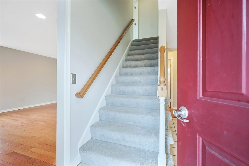 Attleboro, Massachusetts 02703, United States, 3 Bedrooms Bedrooms, ,3 BathroomsBathrooms,Residential,Pending,101735