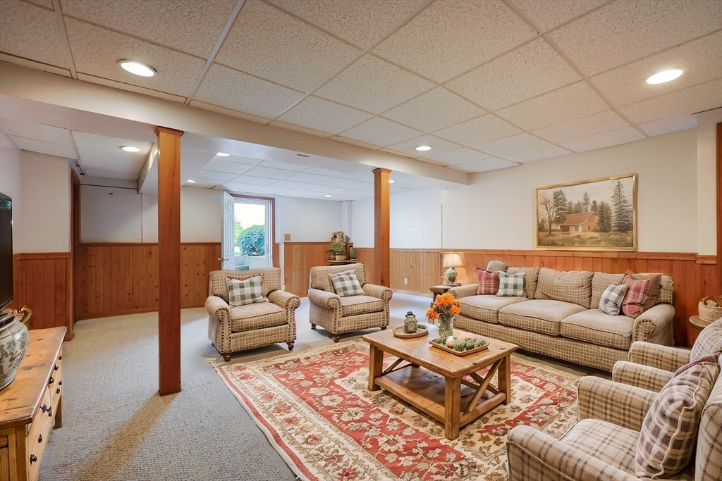 Attleboro, Massachusetts 02703, United States, 3 Bedrooms Bedrooms, ,3 BathroomsBathrooms,Residential,Pending,101735