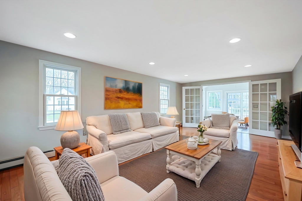 Attleboro, Massachusetts 02703, United States, 3 Bedrooms Bedrooms, ,3 BathroomsBathrooms,Residential,Pending,101735