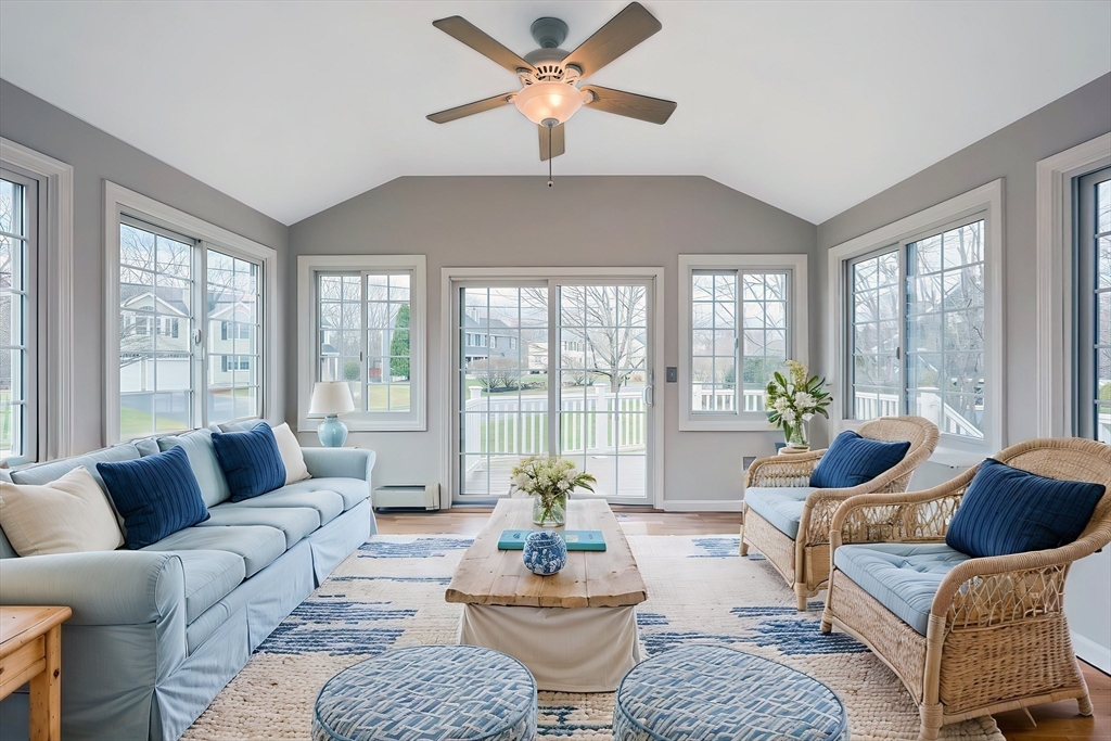 Attleboro, Massachusetts 02703, United States, 3 Bedrooms Bedrooms, ,3 BathroomsBathrooms,Residential,Pending,101735