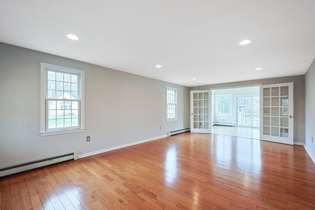 Attleboro, Massachusetts 02703, United States, 3 Bedrooms Bedrooms, ,3 BathroomsBathrooms,Residential,Pending,101735