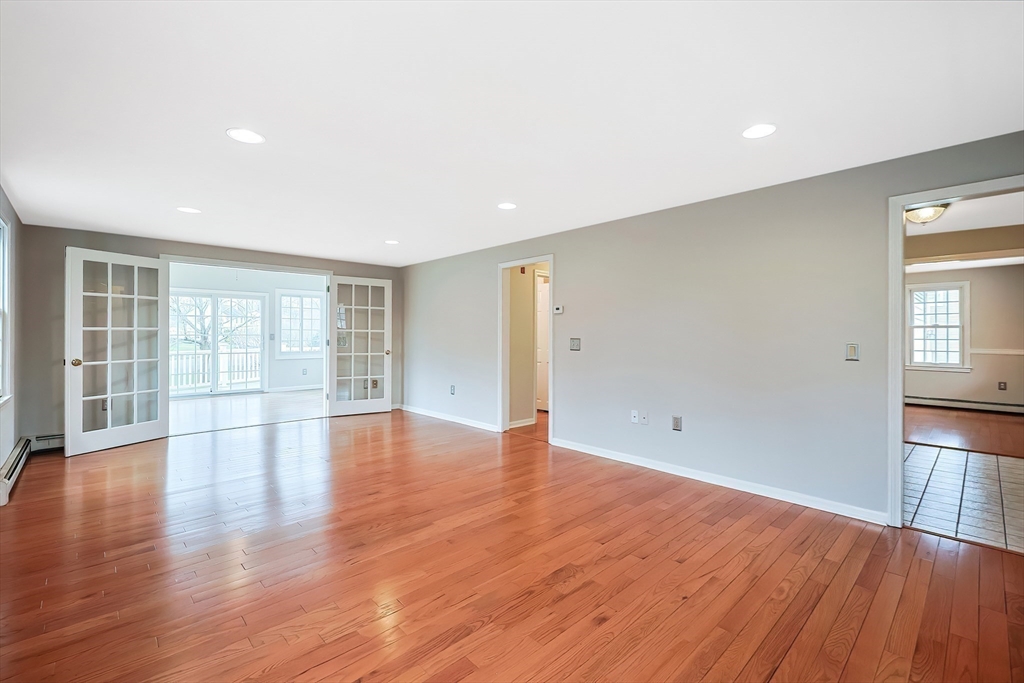 Attleboro, Massachusetts 02703, United States, 3 Bedrooms Bedrooms, ,3 BathroomsBathrooms,Residential,Pending,101735