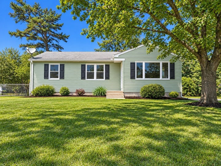 Photo 1 of 40 — 32 Campbell Dr, Easthampton, MA 01027