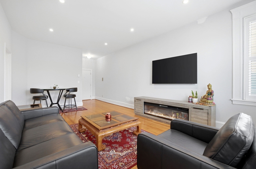 520 Beacon St 2F