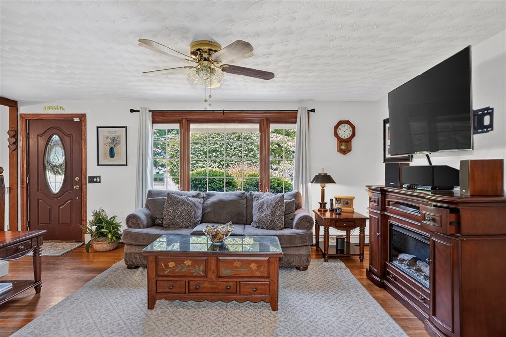 83 Crestwood Dr