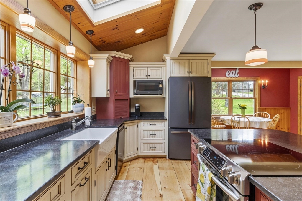 2 Knox Ave, Groveland, MA Photo #13