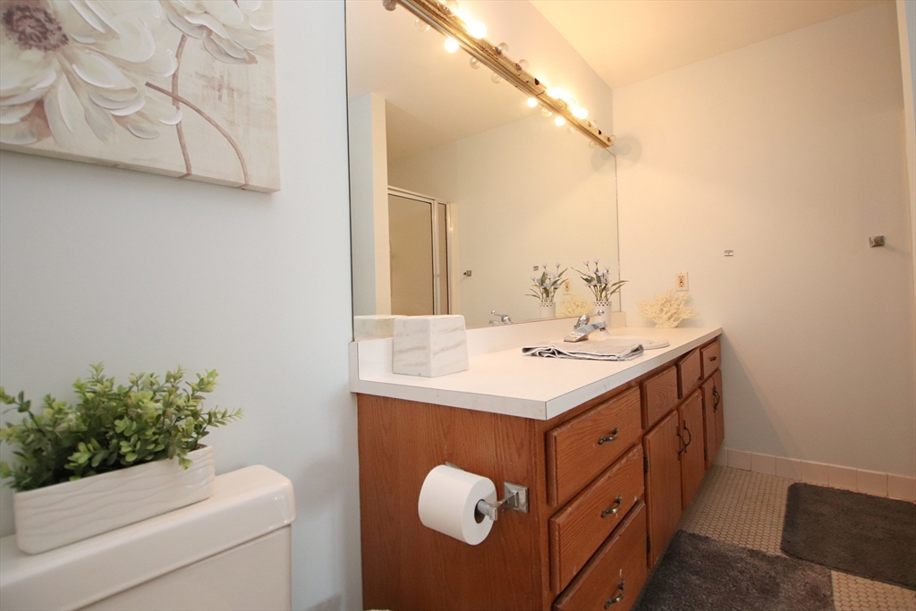 Lynn, Massachusetts 01902, United States, 2 Bedrooms Bedrooms, ,2 BathroomsBathrooms,Residential,Active,234629