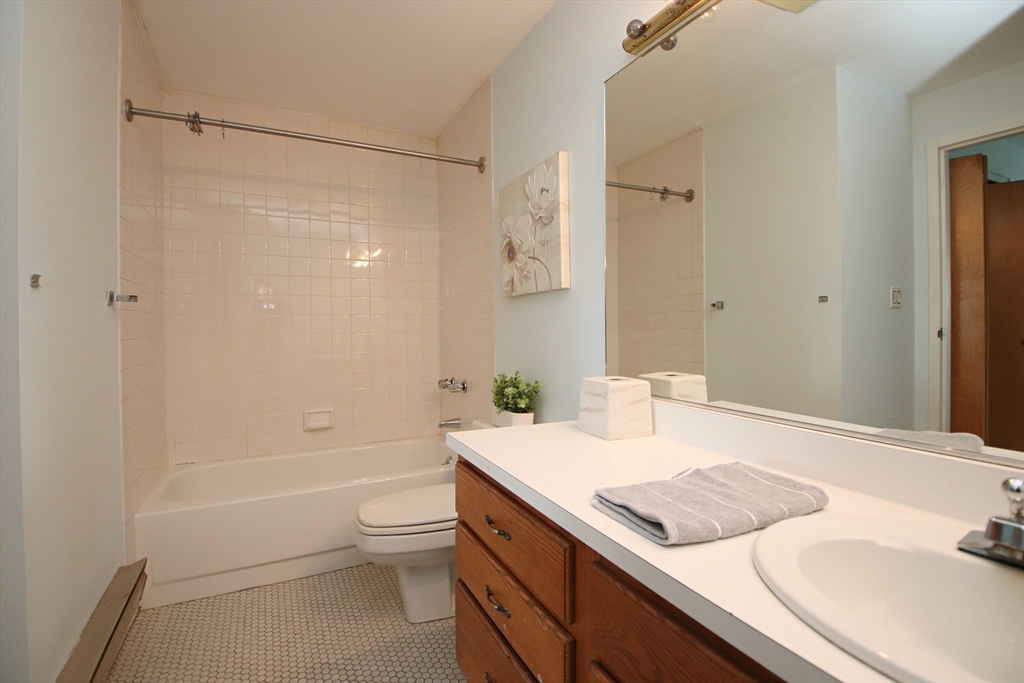 Lynn, Massachusetts 01902, United States, 2 Bedrooms Bedrooms, ,2 BathroomsBathrooms,Residential,Active,234629