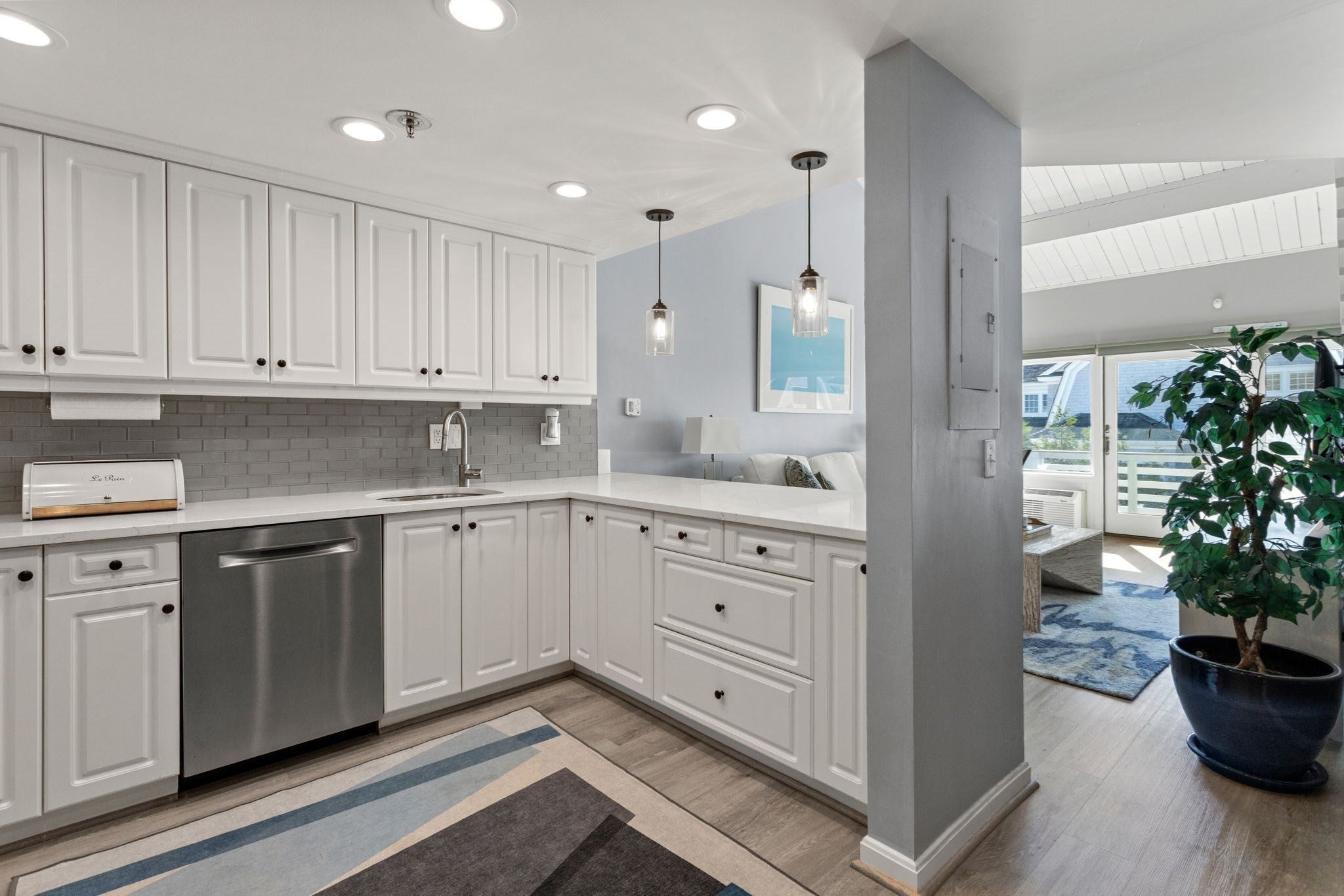 94 Shore Dr W 8B