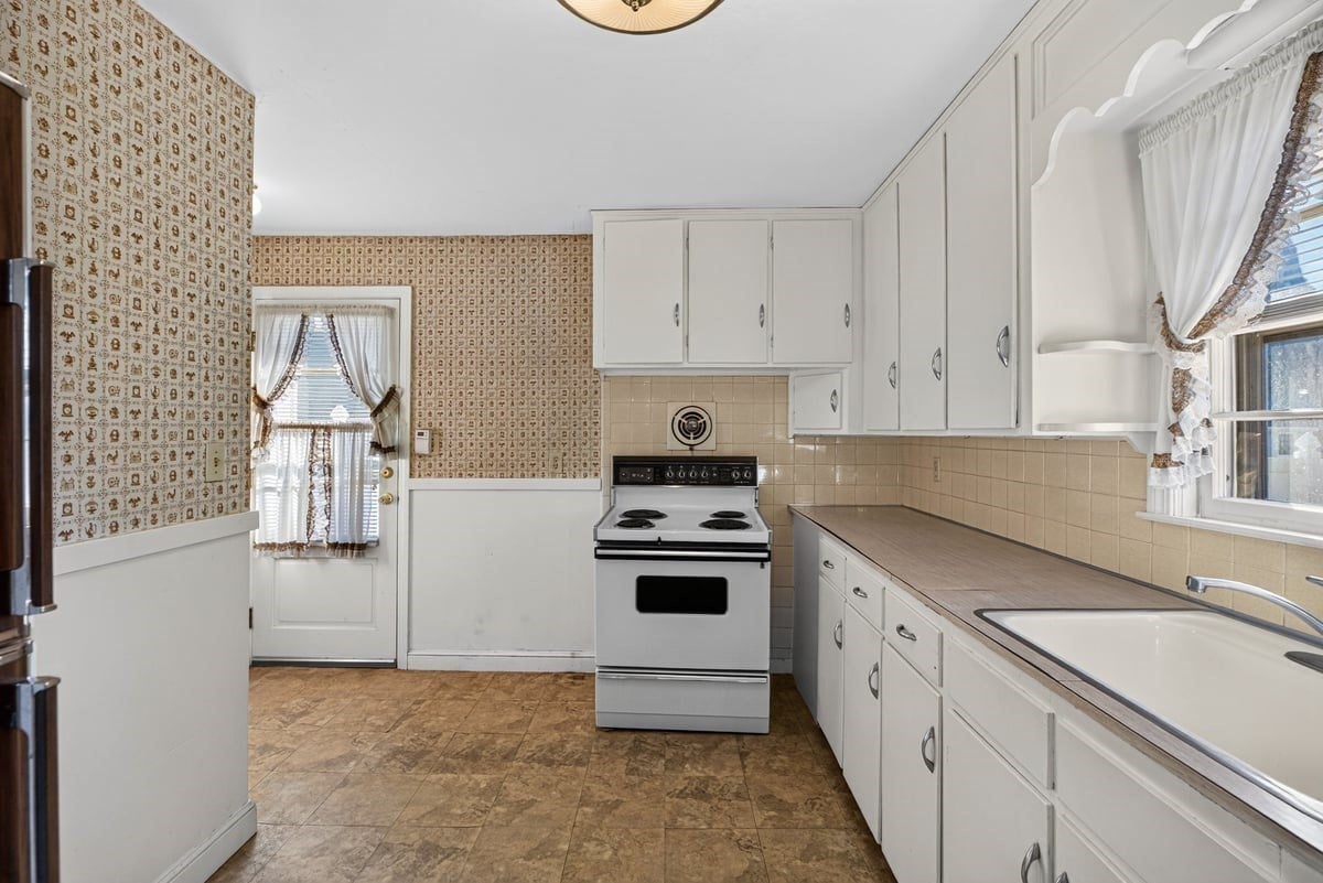172 Harwich Rd, West Springfield, MA Photo #12
