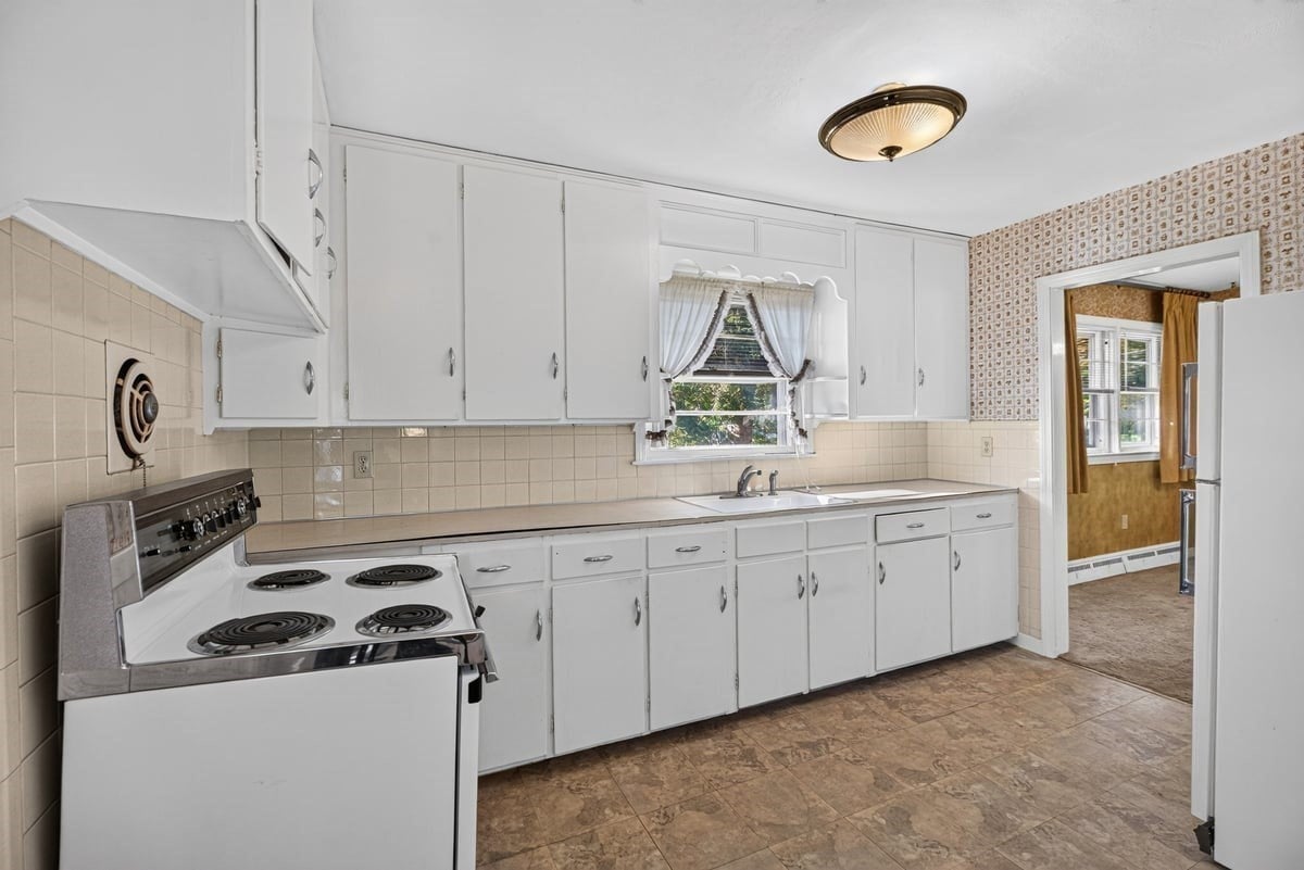 172 Harwich Rd, West Springfield, MA Photo #14