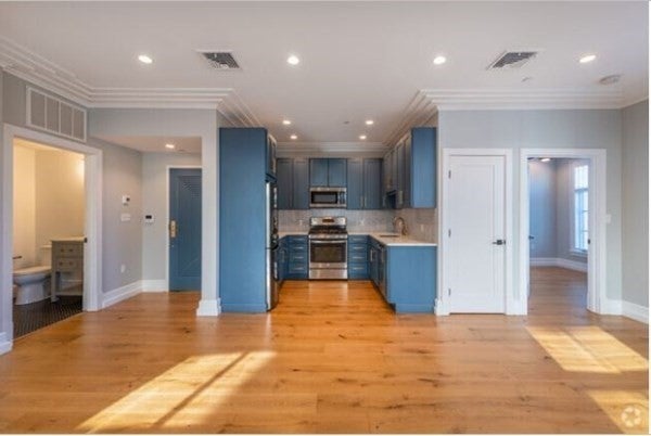 1467 Tremont 205