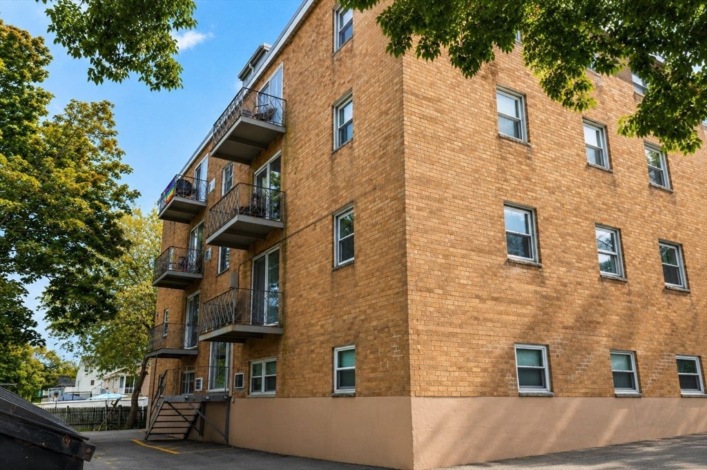 75 Waldemar Ave 202
