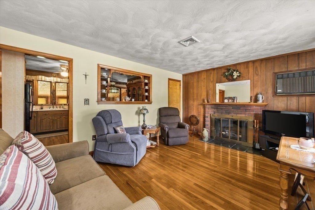 32 Colonial Drive, Taunton, MA Photo #5