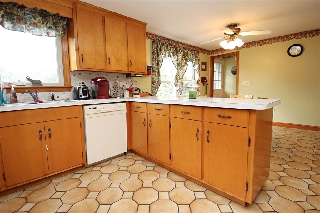 Saugus, Massachusetts 01906, United States, 3 Bedrooms Bedrooms, ,2 BathroomsBathrooms,Residential,Active,176910