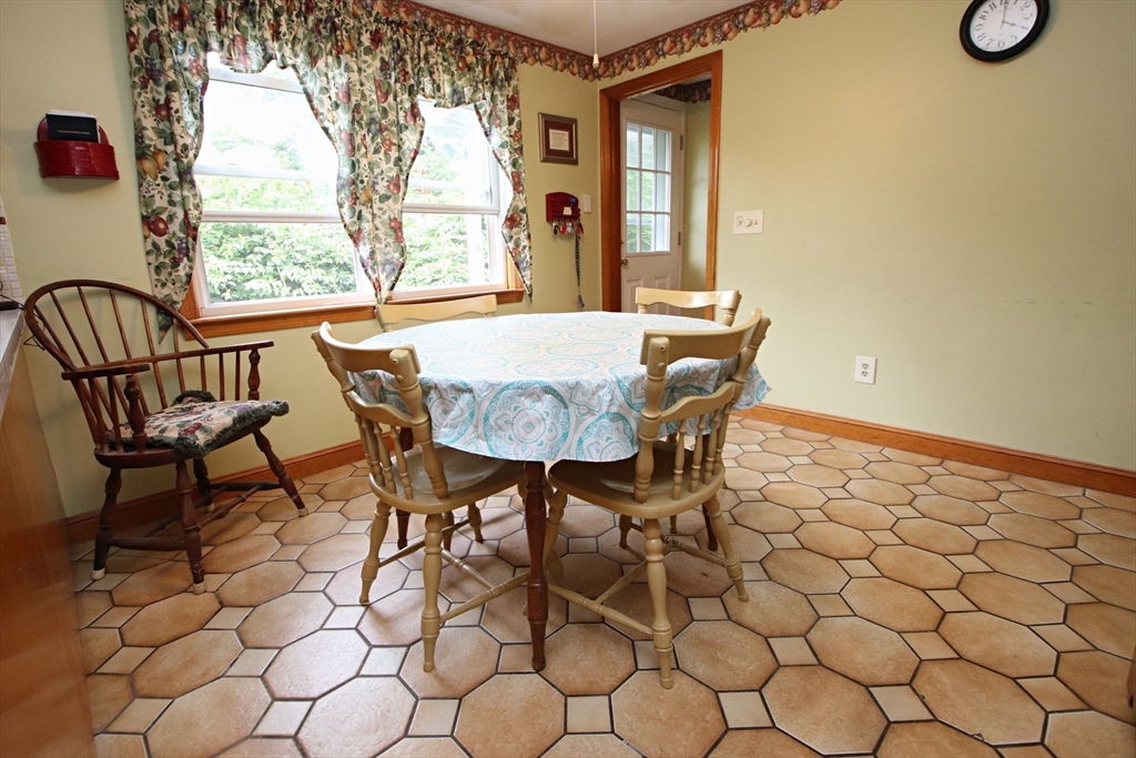 Saugus, Massachusetts 01906, United States, 3 Bedrooms Bedrooms, ,2 BathroomsBathrooms,Residential,Active,176910