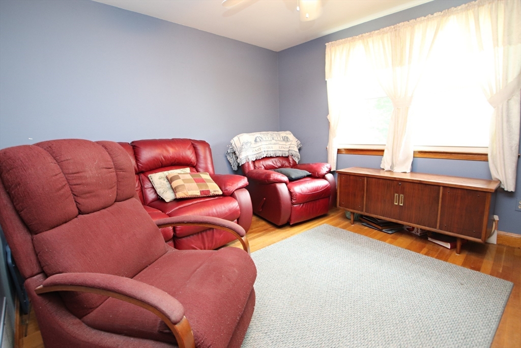 Saugus, Massachusetts 01906, United States, 3 Bedrooms Bedrooms, ,2 BathroomsBathrooms,Residential,Active,176910