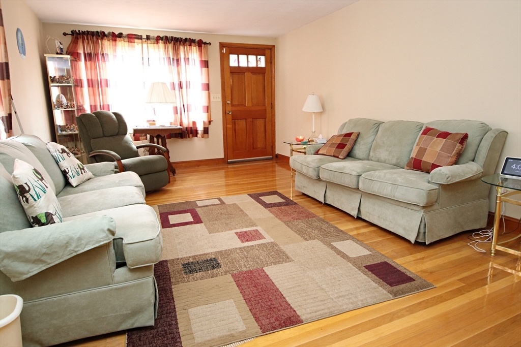 Saugus, Massachusetts 01906, United States, 3 Bedrooms Bedrooms, ,2 BathroomsBathrooms,Residential,Active,176910