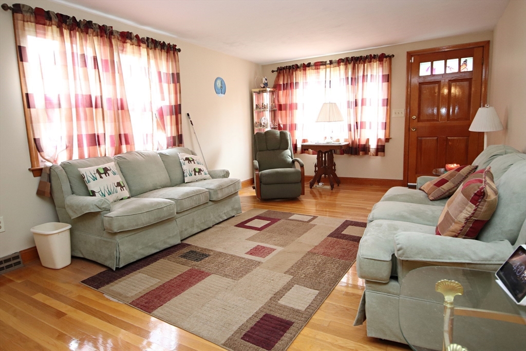 Saugus, Massachusetts 01906, United States, 3 Bedrooms Bedrooms, ,2 BathroomsBathrooms,Residential,Active,176910