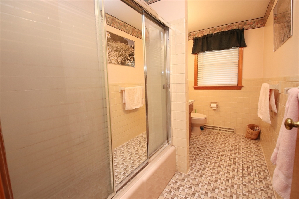 Saugus, Massachusetts 01906, United States, 3 Bedrooms Bedrooms, ,2 BathroomsBathrooms,Residential,Active,176910