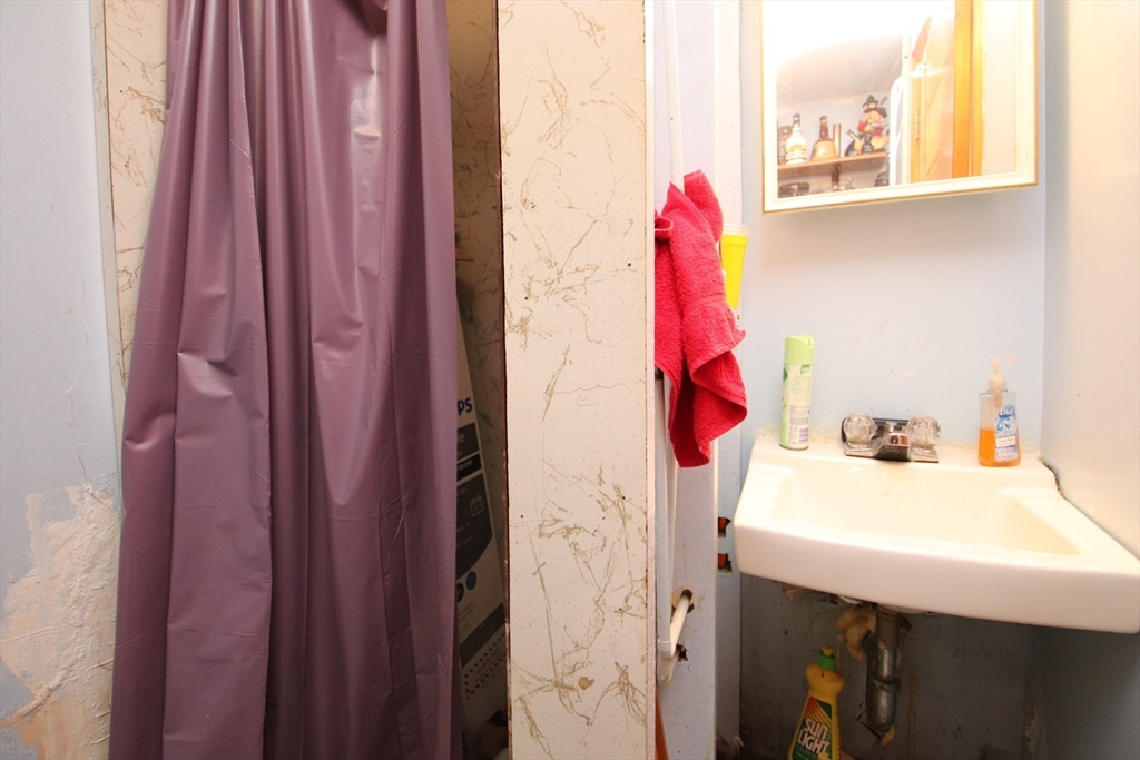 Saugus, Massachusetts 01906, United States, 3 Bedrooms Bedrooms, ,2 BathroomsBathrooms,Residential,Active,176910