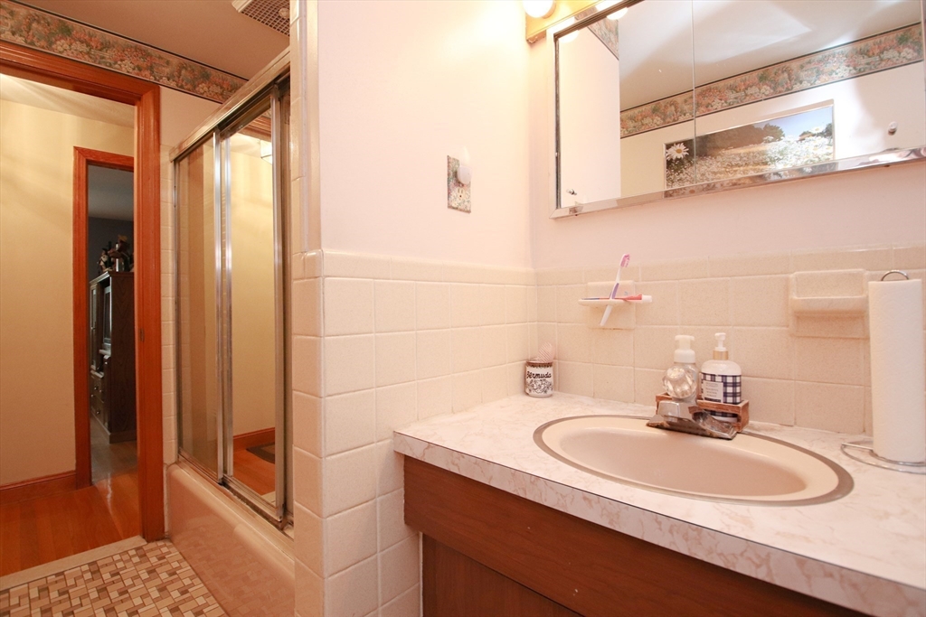 Saugus, Massachusetts 01906, United States, 3 Bedrooms Bedrooms, ,2 BathroomsBathrooms,Residential,Active,176910