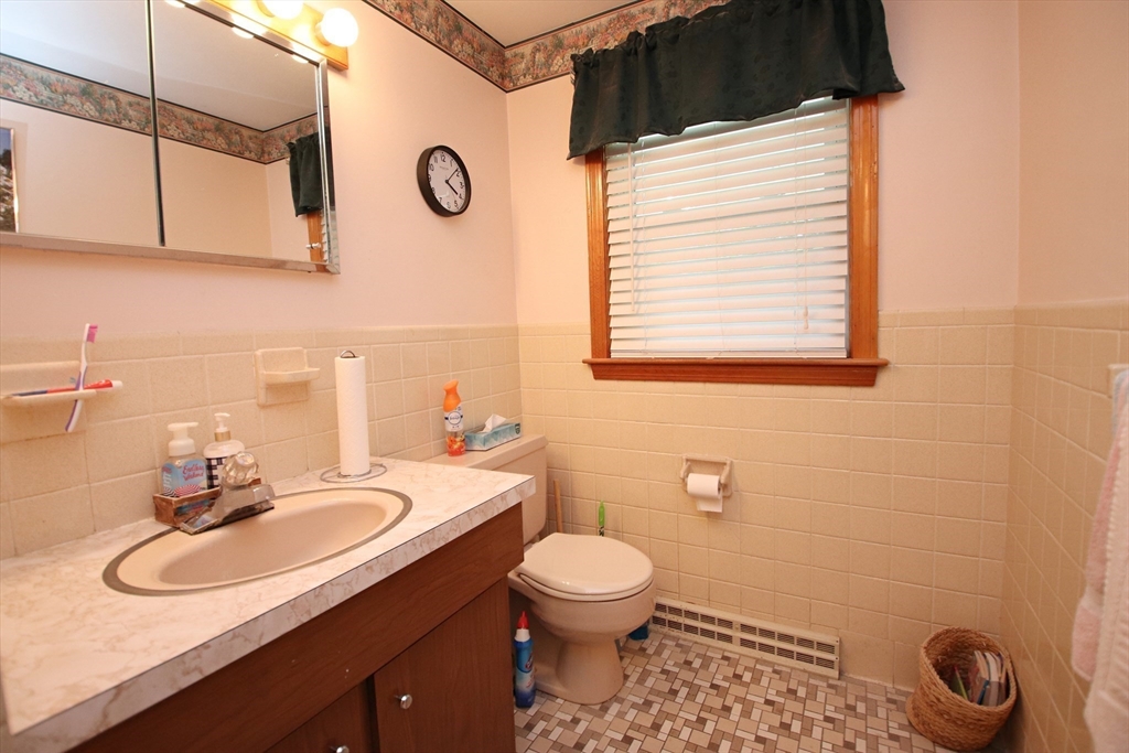 Saugus, Massachusetts 01906, United States, 3 Bedrooms Bedrooms, ,2 BathroomsBathrooms,Residential,Active,176910