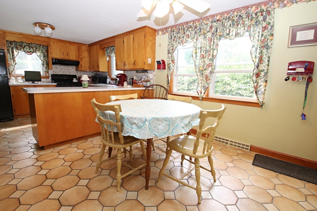 Saugus, Massachusetts 01906, United States, 3 Bedrooms Bedrooms, ,2 BathroomsBathrooms,Residential,Active,176910