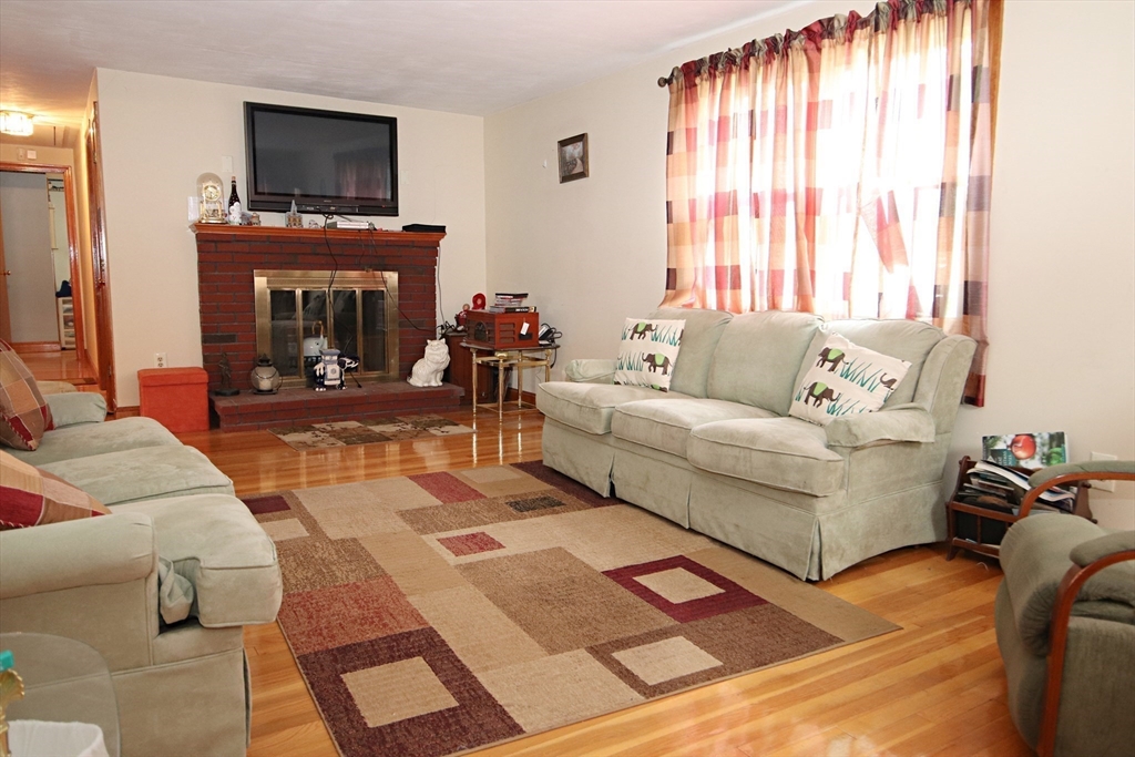 Saugus, Massachusetts 01906, United States, 3 Bedrooms Bedrooms, ,2 BathroomsBathrooms,Residential,Active,176910