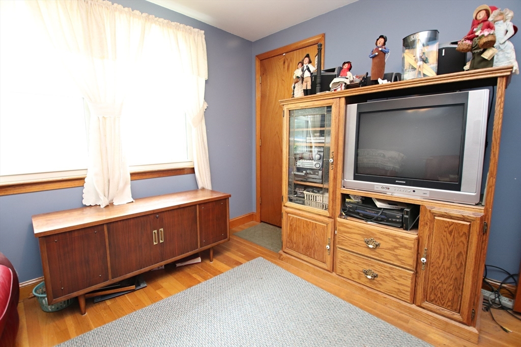 Saugus, Massachusetts 01906, United States, 3 Bedrooms Bedrooms, ,2 BathroomsBathrooms,Residential,Active,176910