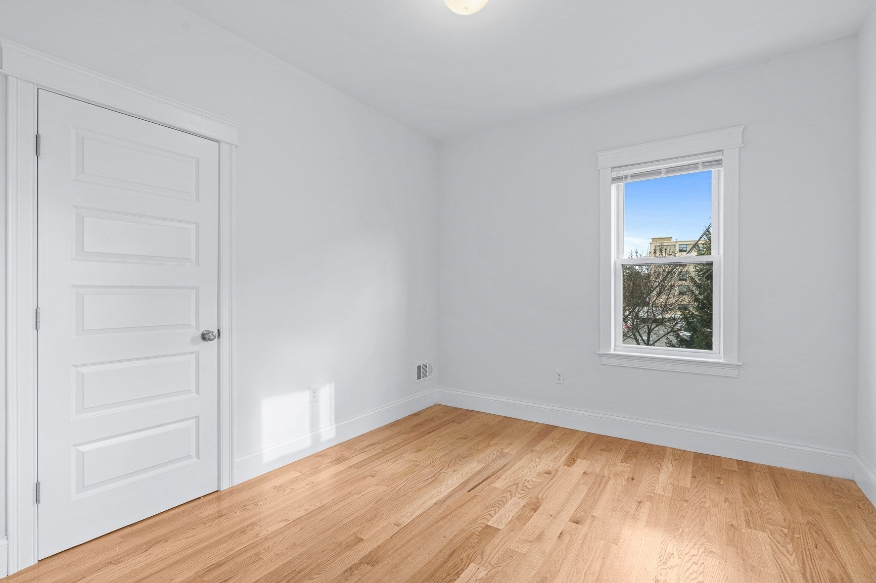 8 Roach St