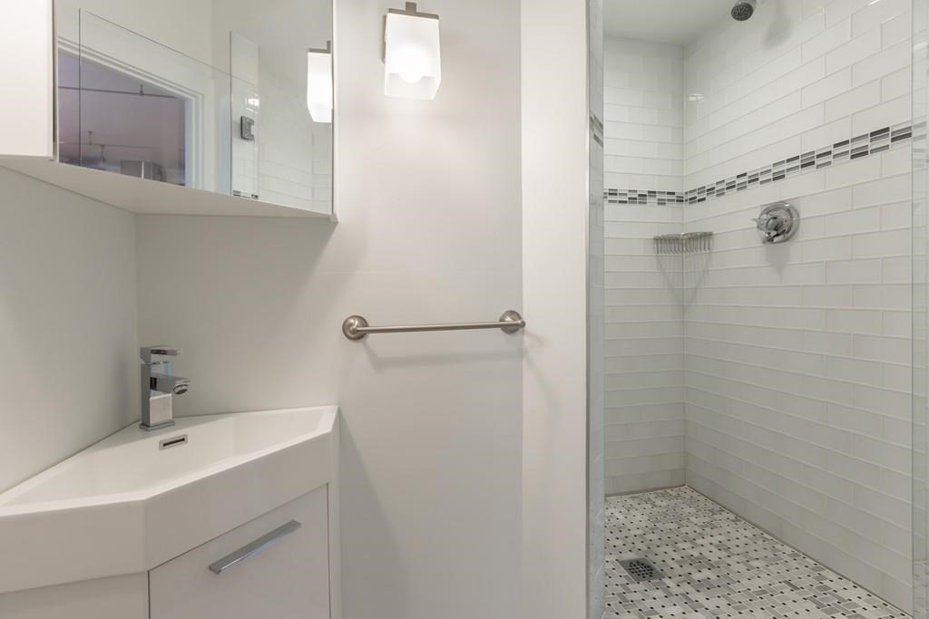85 East India Row 25G