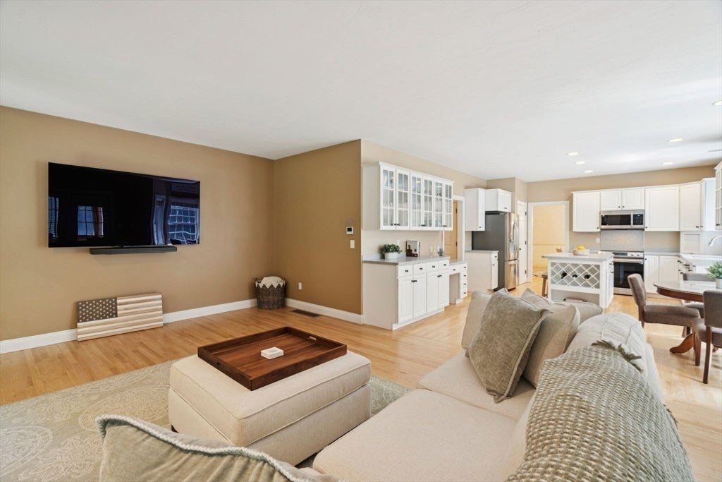 14 Whittier Drive, Bedford, NH, 14 Whittier Drive, Bedford, NH Photo #17