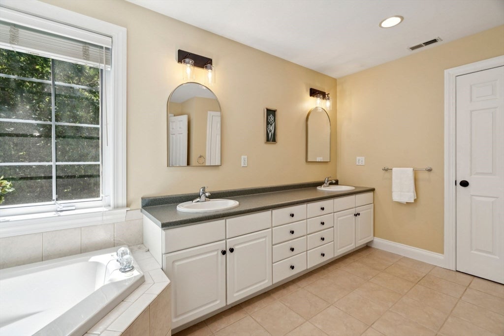 14 Whittier Drive, Bedford, NH, 14 Whittier Drive, Bedford, NH Photo #27