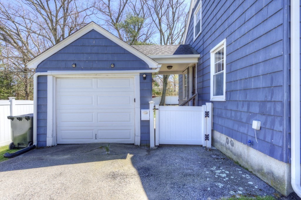 6 Lakeside Drive