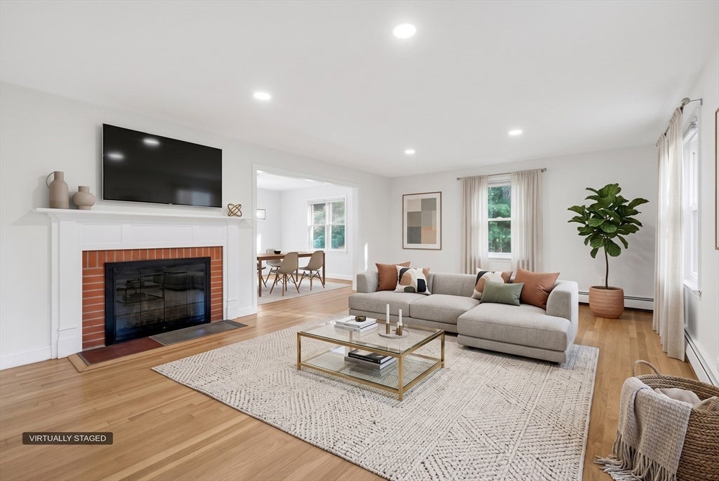 81 Seaver St, Wellesley, MA Photo #7