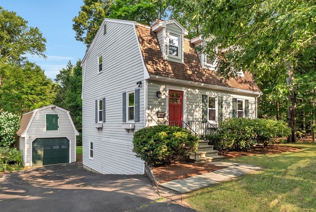 81 Seaver St, Wellesley, MA Photo #2