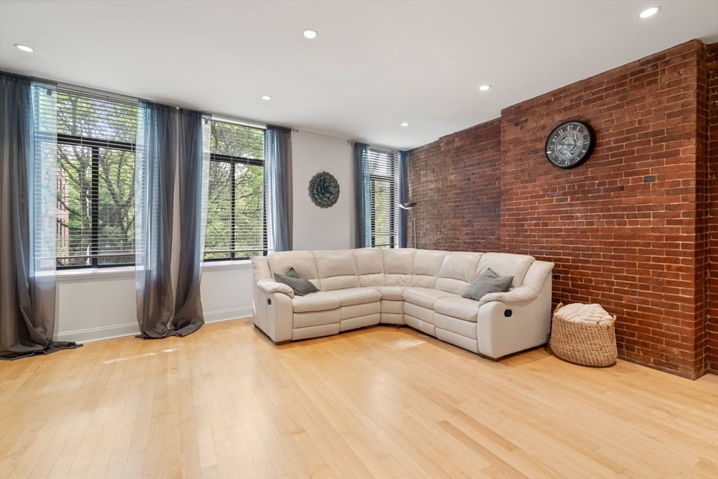 142 Commercial St 304, Boston MA 02109