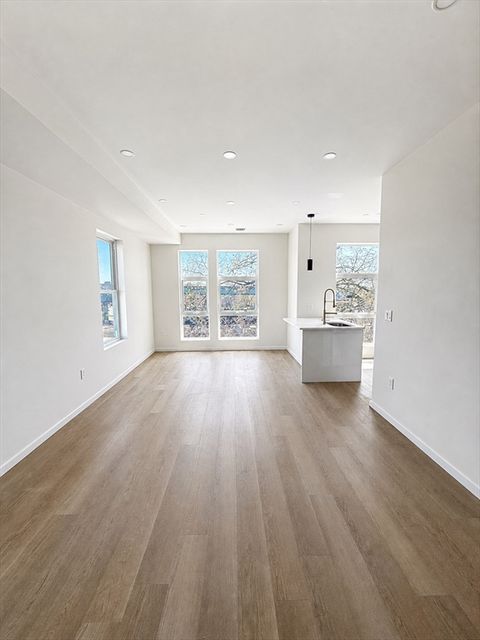 546 Saratoga St 3r Boston MA 02128