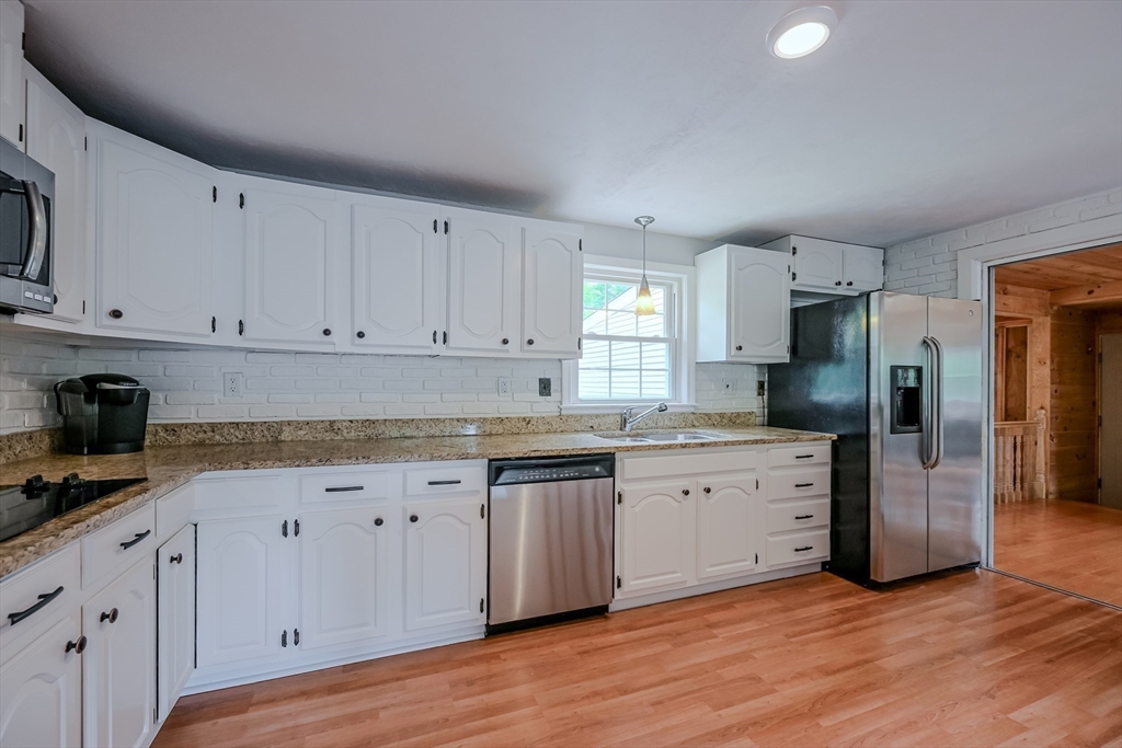 Wareham, Massachusetts 02571, United States, 4 Bedrooms Bedrooms, ,3 BathroomsBathrooms,Residential,Contingent,153904