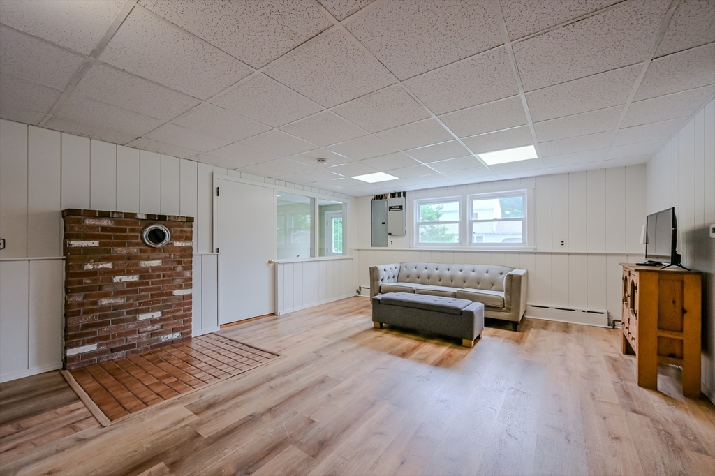 Wareham, Massachusetts 02571, United States, 4 Bedrooms Bedrooms, ,3 BathroomsBathrooms,Residential,Contingent,153904