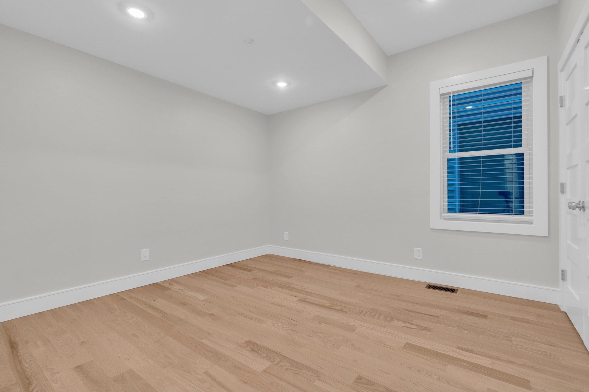 909 E Broadway, Boston, MA Photo #18